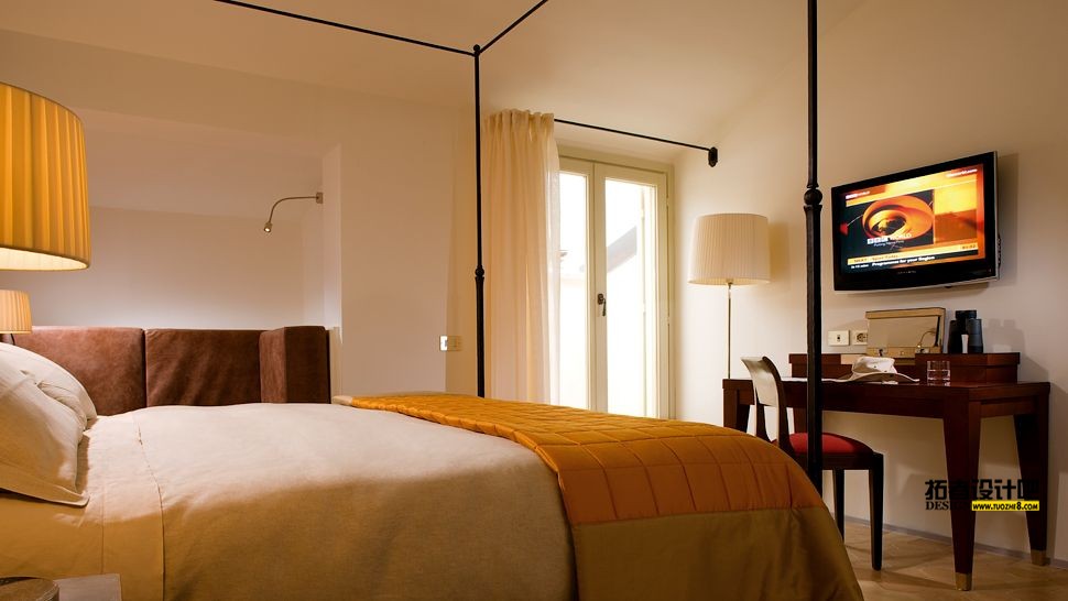 007517-13-bedroom-tv.jpg