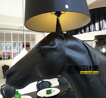 Moooi_Horse_lamp_30.jpg