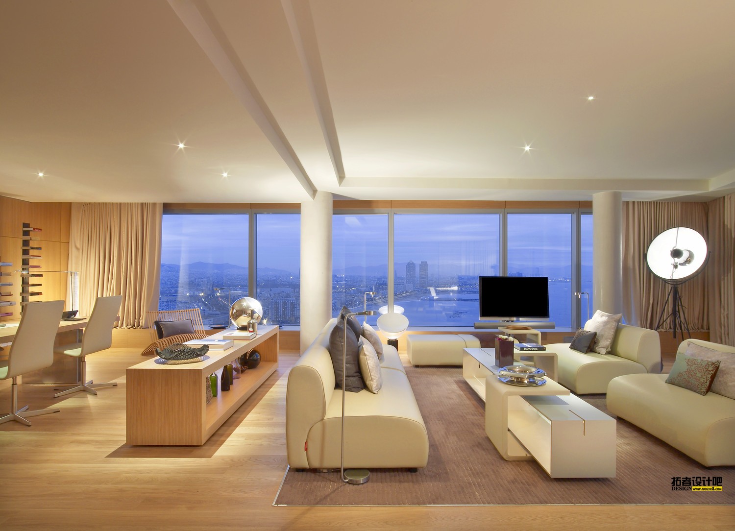 18)W BarcelonaExtreme WOW Suite Living Room Ĕz.jpg
