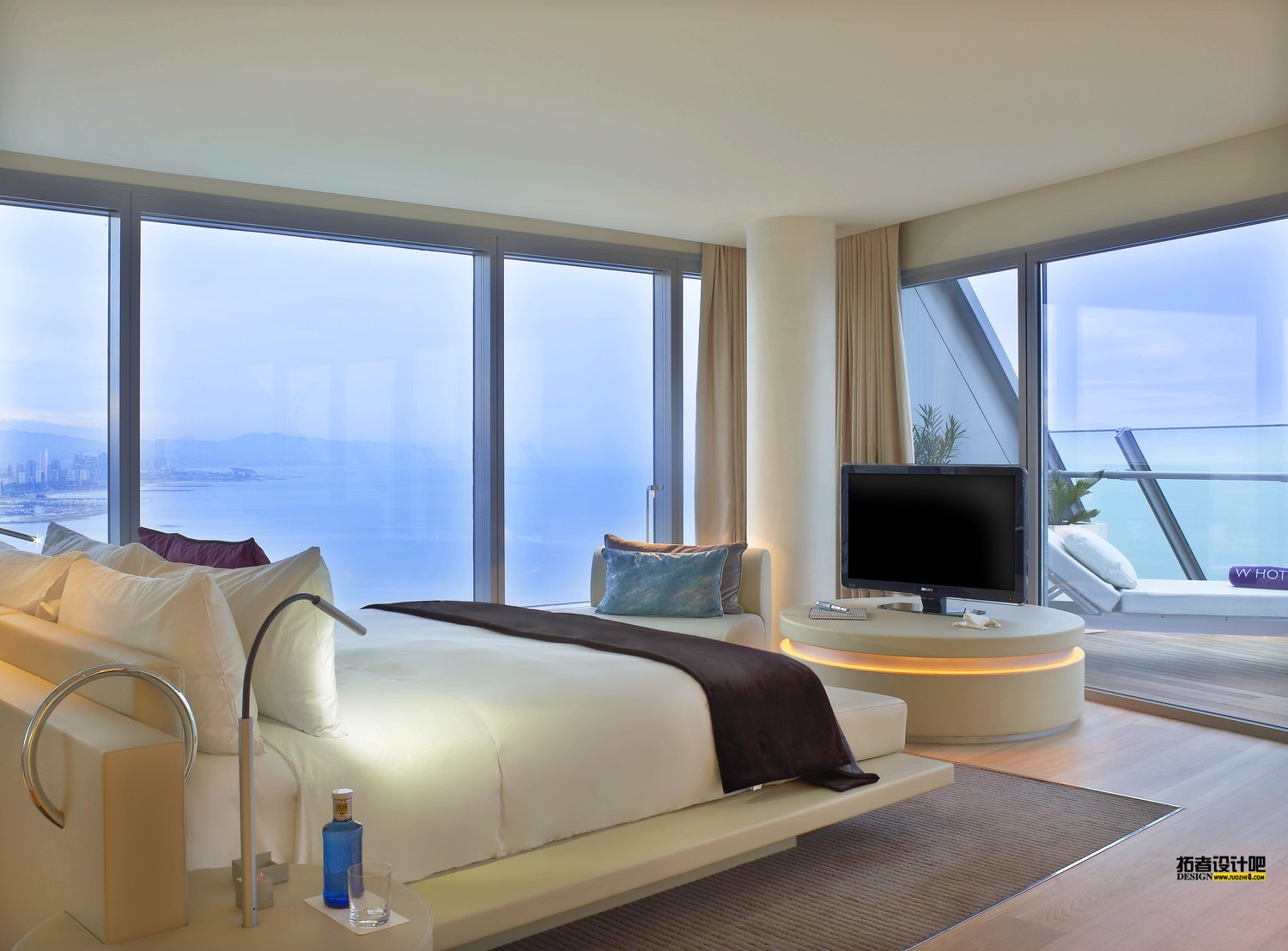 23)W BarcelonaWOW Suite Bedroom with Mediterranean views Ĕz.jpg