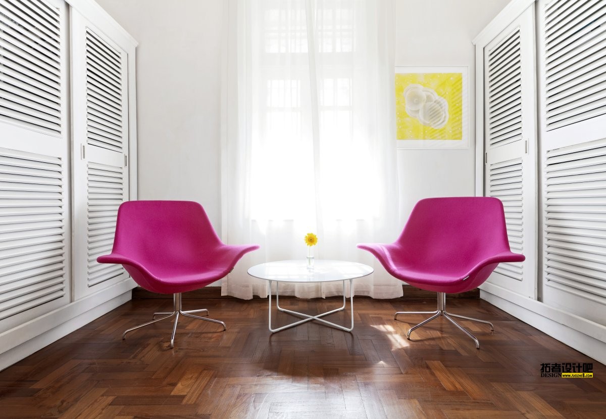 pink-chairs-with-white-round-table.jpg