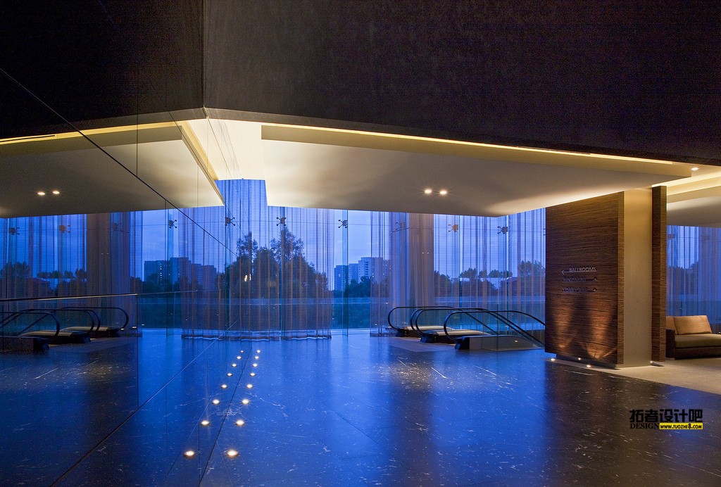 11)The Westin Santa Fe, Mexico CityMain Lobby Ĕz.jpg