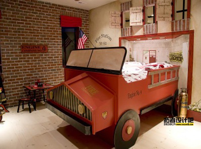 antique-fire-truck-themed-red-boys-room-700x522.jpeg