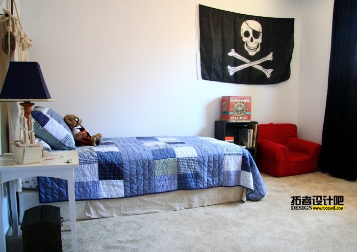 blue-and-red-boys-room-with-pirate-accessories-700x495.jpeg