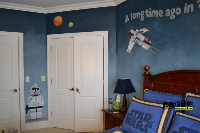blue-and-white-starwars-themed-boys-room-700x466.jpeg