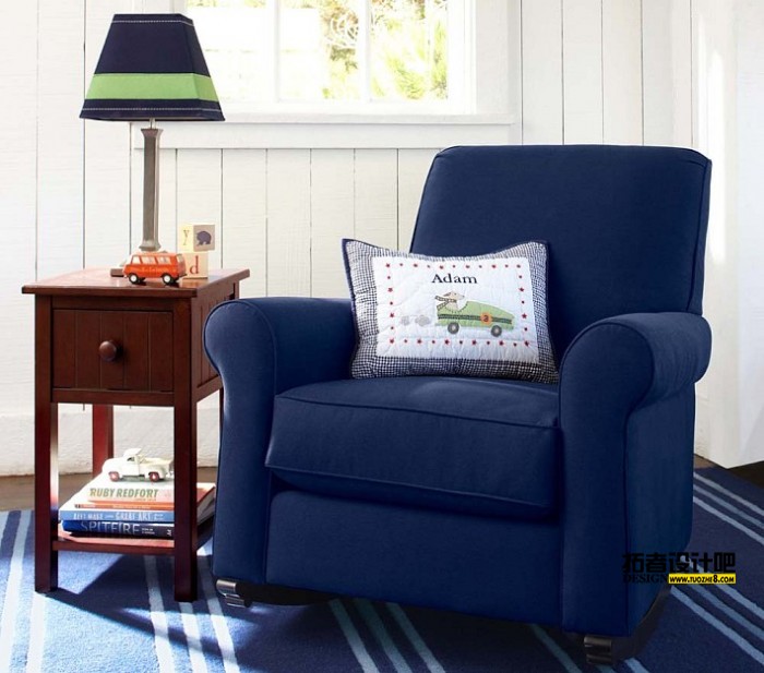 boys-room-sitting-area-blue-armchair-striped-carpet-700x617.jpeg