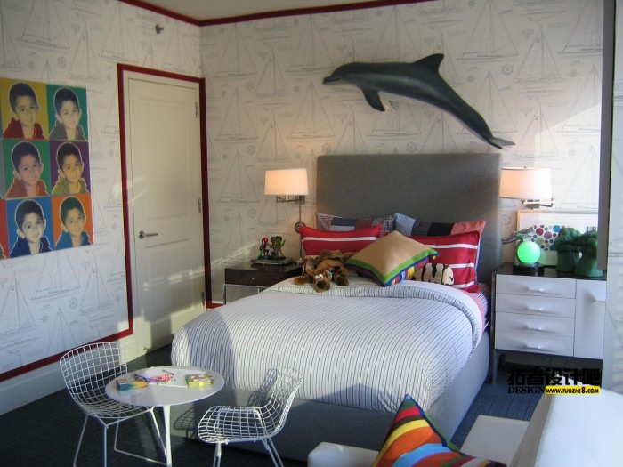 creative-boys-room-with-dolphin-and-popart-700x525.jpeg