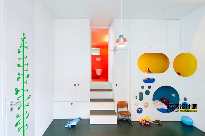 fitted-storage-boys-room-in-white-with-bright-accents-700x466.jpeg