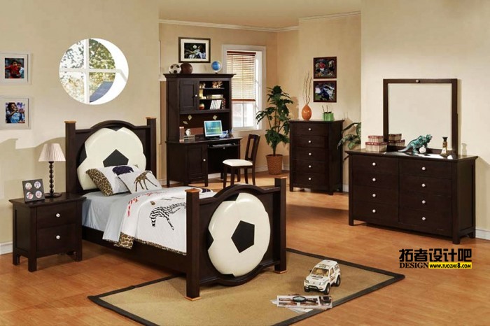 football-monochrome-and-darkwood-boys-room-700x466.jpeg