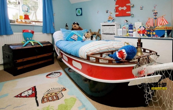 high-seas-and-pirate-theme-boys-bedroom-red-and-blue-700x446.jpeg