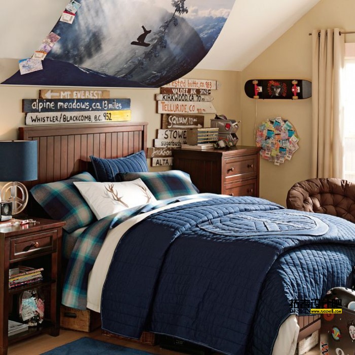 older-boys-room-snowboarding-theme-blue-and-dark-wood-700x700.jpeg