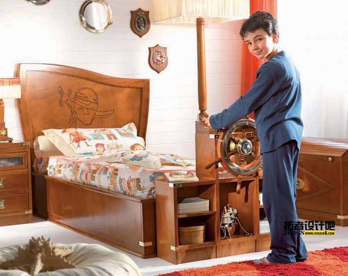 pirate-themed-wooden-bed-boys-room-700x555.jpeg