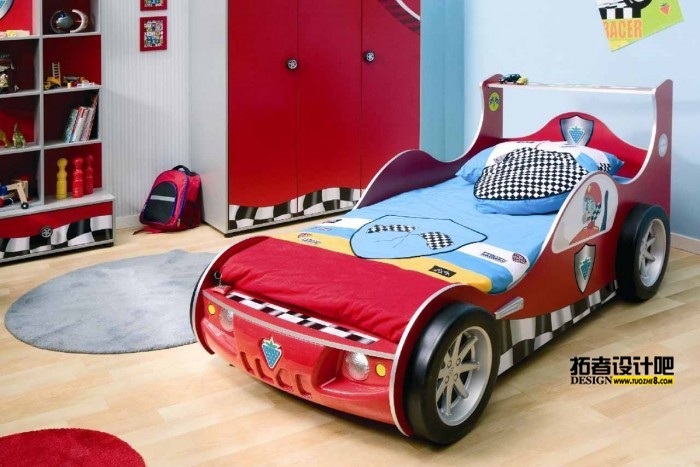 race-car-themed-boys-room-in-blue-and-red-with-storage-700x467.jpeg