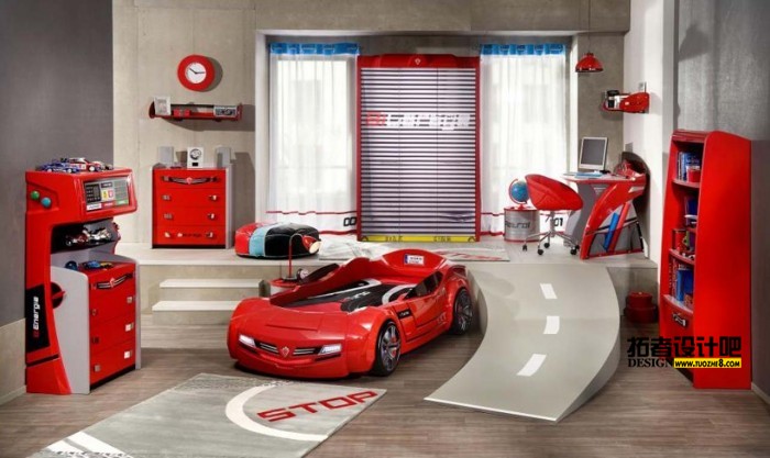 red-white-and-blue-motor-racing-boys-room-700x417.jpeg