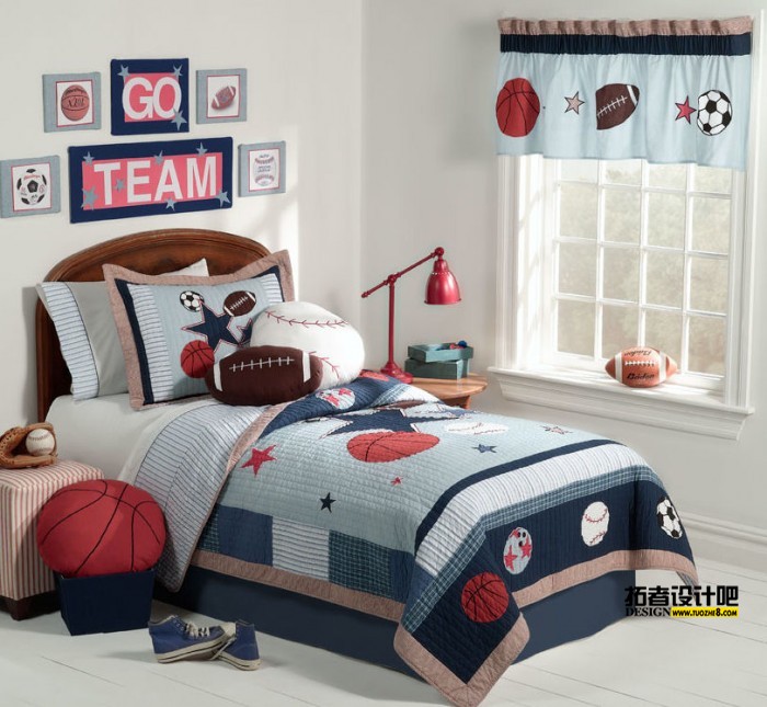 red-white-and-blue-sporting-themed-boys-room-700x645.jpeg