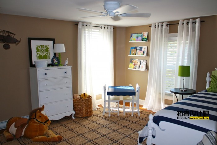 white-and-natural-boys-room-contrasting-linen-700x466.jpeg