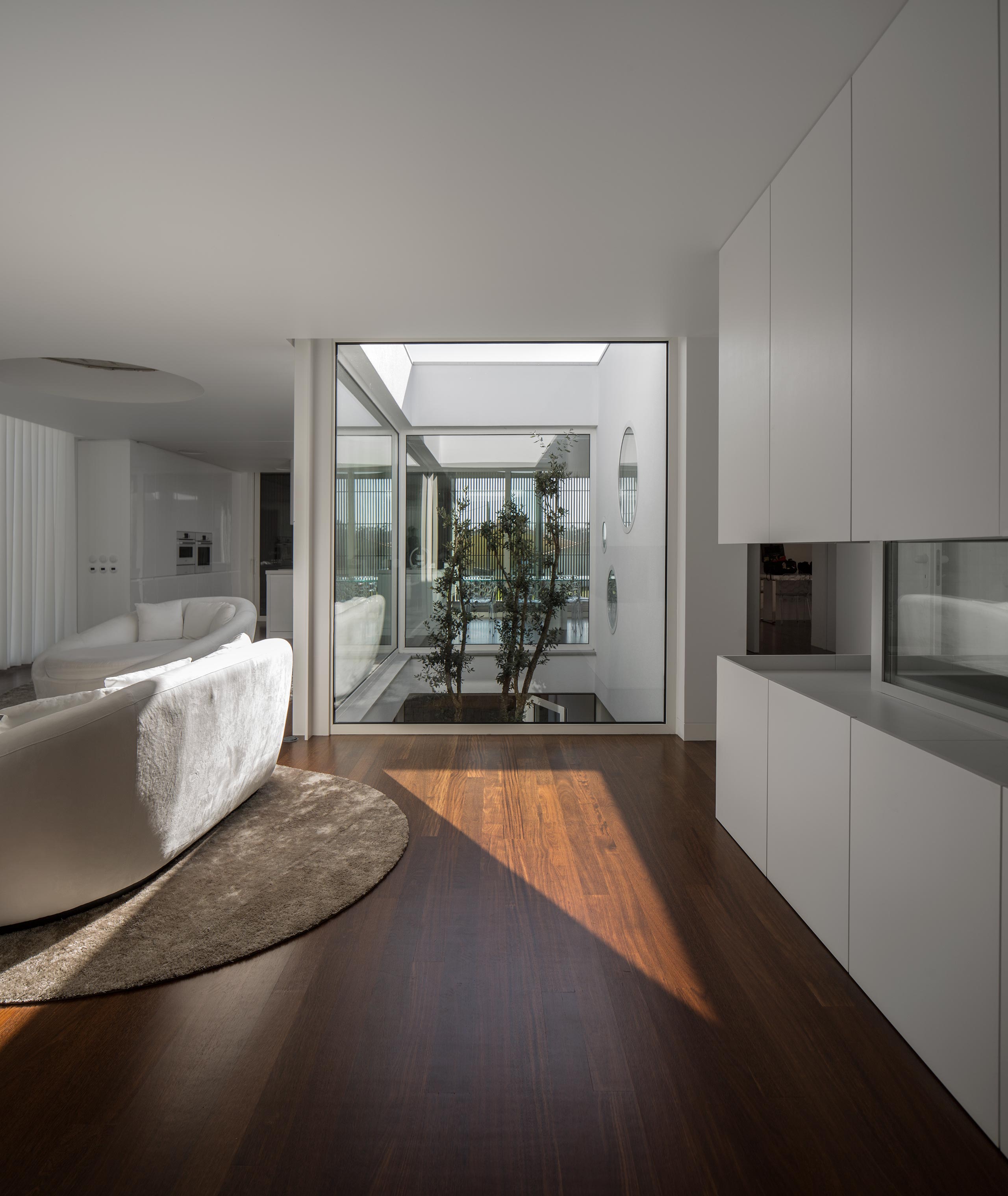 p6_casal_dos_claros_leiria_portugal_contaminar_arquitectos_photo_fernando_guerra.jpg