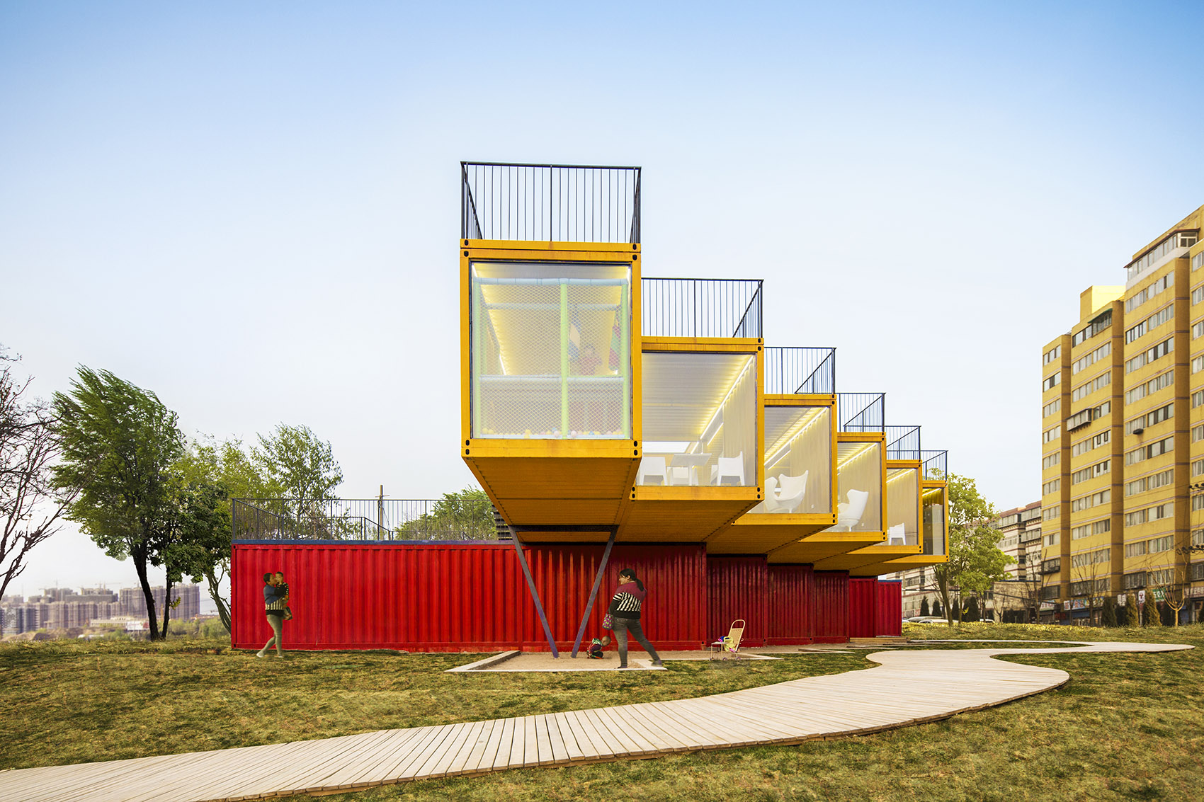 004-Container-Stack-Pavilion-by-Peoples-Architecture-Office.jpg