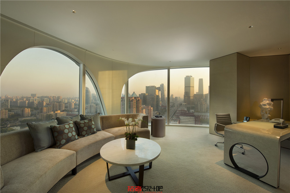 @mt-bbs_ExecutiveSuiteLivingRoomWithCityView_HR.jpg