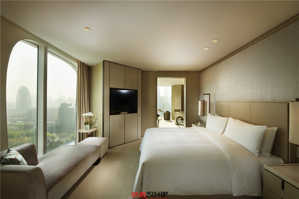 @mt-bbs_Executive Suite Bedroom with lake view 01_HR.jpg