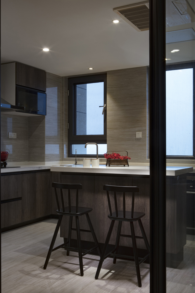 ����ǽ���ɫľ��ש����ɫľ���Ű�������ϣ�����һ�ֳ������ص���Ϣ����ɫ�İ����ָ�����ǰһ��������һ ...