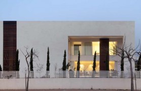 ��ɫ�б������